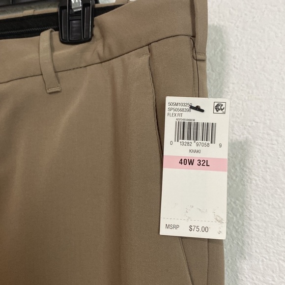 Van Heusen "NEW" Flex Khaki Premium Non Iron Pants Size 40 Waist - Picture 2 of 8